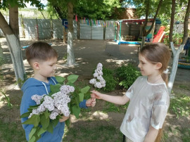 Сирень распустилась в саду у нас... Сирень распустилась в саду у нас.